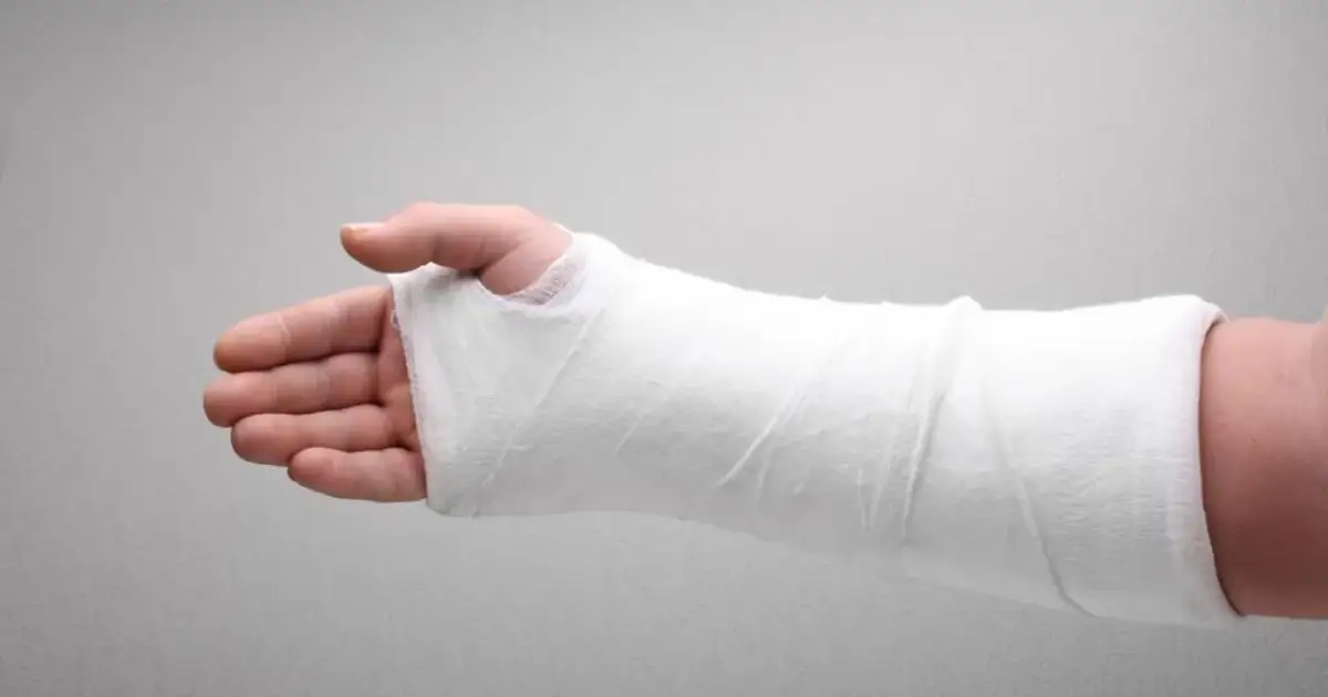 Kiedy gips jest za luźny? Objawy i ryzyko dla zdrowia