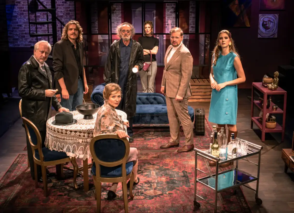 Aktorzy w teatralnej scenografii, przygotowujący się do spektaklu czarna komedia.