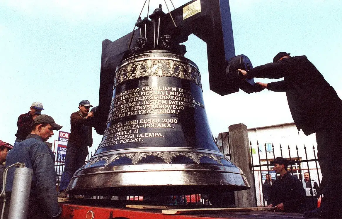 Dlaczego biją dzwony w kościele o 21? Odkryj ich głębokie znaczenie