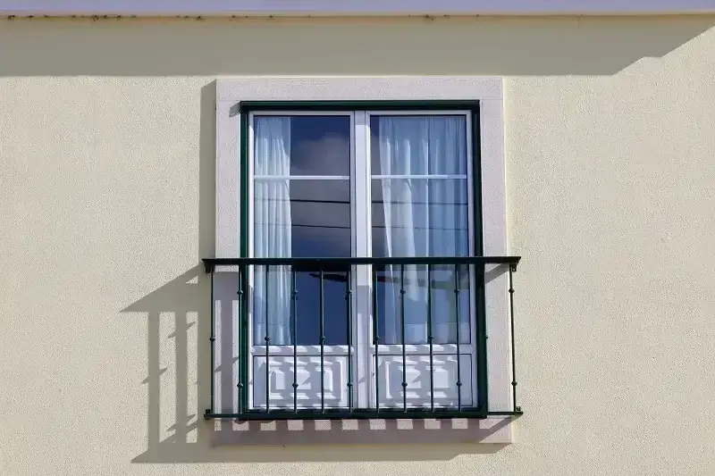 Balkon francuski przed czy po elewacji – co wybrać, aby zaoszczędzić?