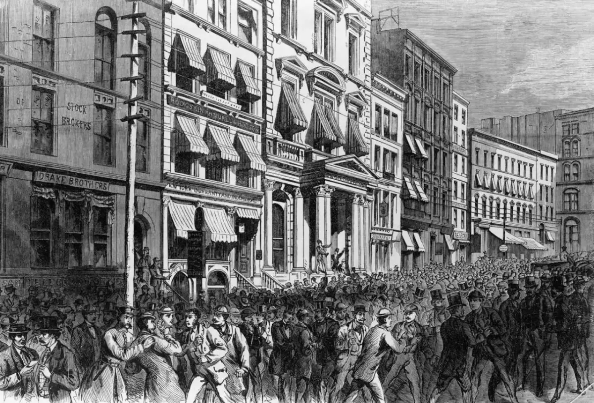 Tłum ludzi na ulicy, budynki z szyldami "Stock Brokers", "Drake Brothers". Interpretacja końca wieku XIX, dynamiczna scena giełdowa.