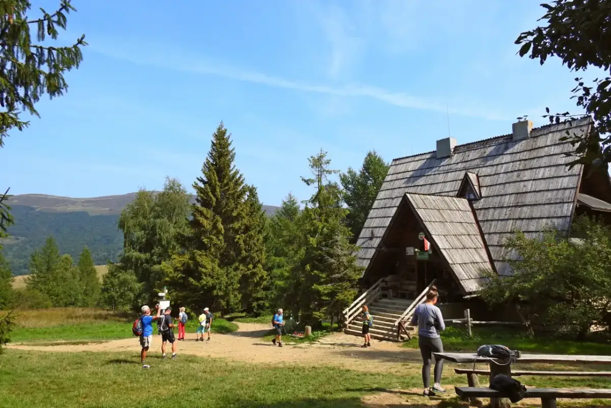 Bacówka PTTK pod Małą Rawką - idealne miejsce na wędrówki i wypoczynek