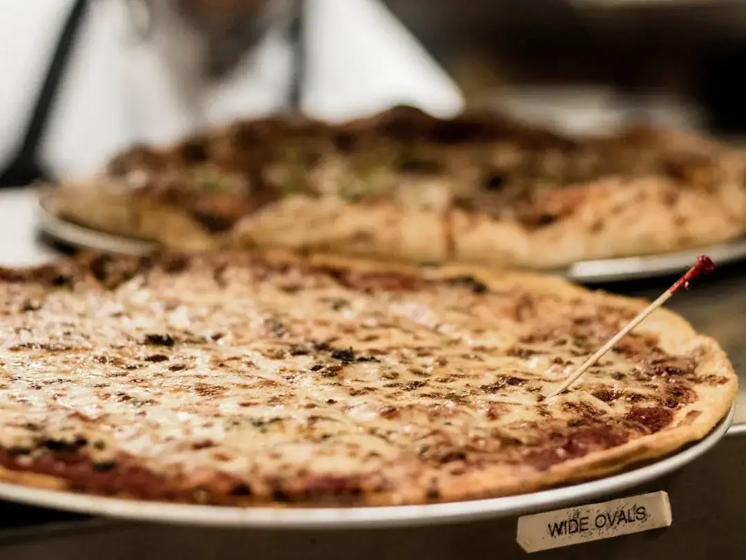 Ile kalorii ma pizza Margherita? Sprawdź fakty i porównaj