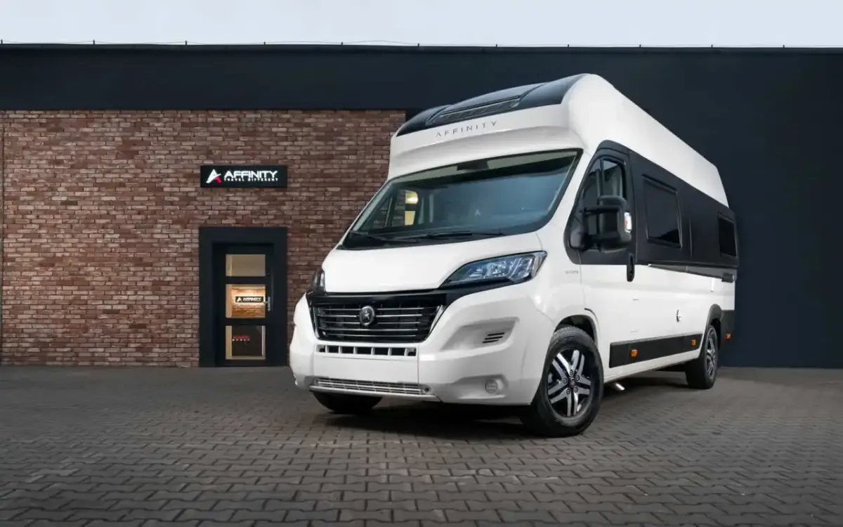Nowy kamper van Affinity gotowy na przygodę. Biały, nowoczesny, z czarnymi akcentami. Idealny na wakacje.