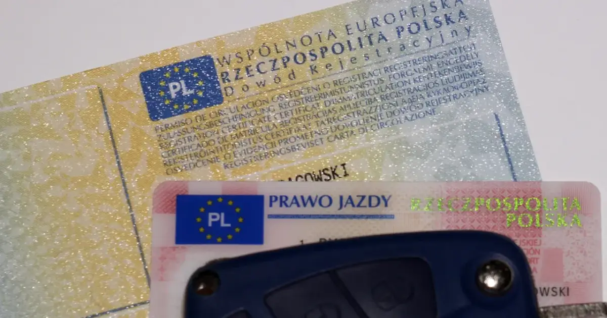 Dowód rejestracyjny z napisem "o2 w dowodzie rejestracyjnym" i prawo jazdy.