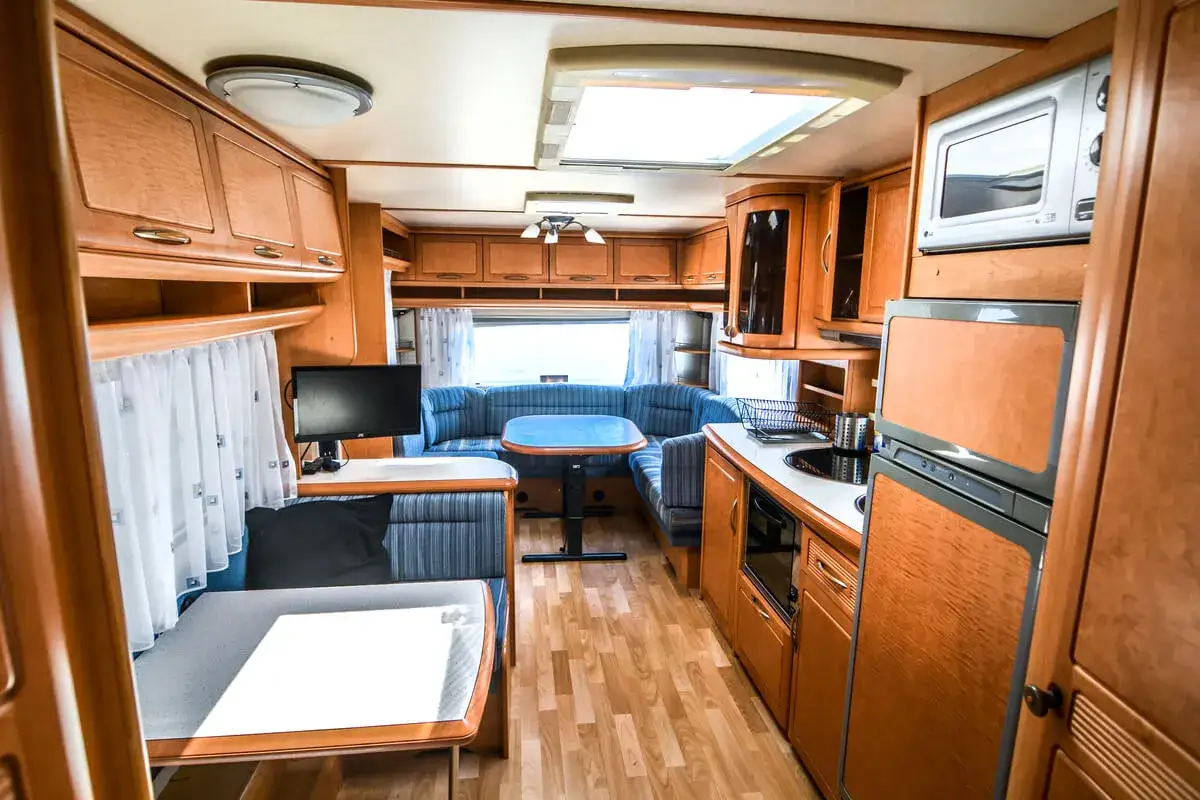 Jaką tapetę do przyczepy kempingowej wybrać, aby uniknąć problemów?