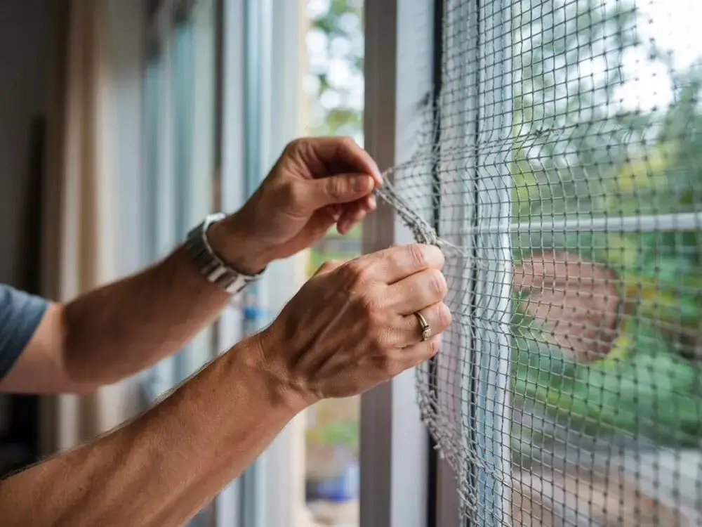 Skuteczne metody mocowania siatki do okna – jak uniknąć błędów w montażu