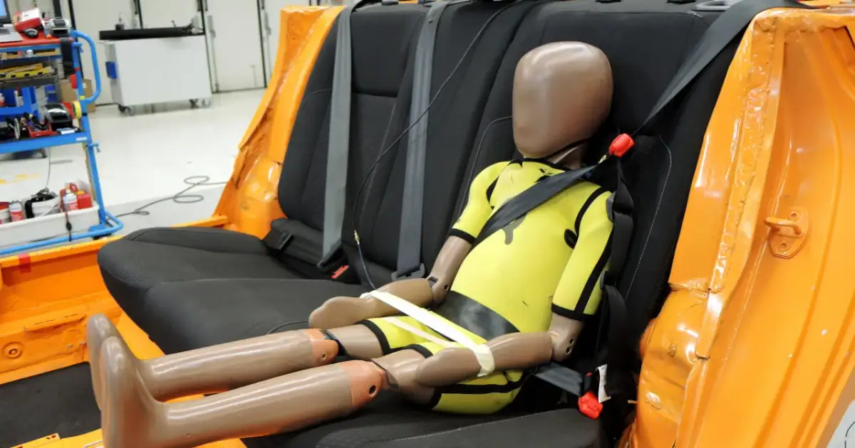 Jak zamontować fotelik w samochodzie - uniknij niebezpieczeństwa dla dziecka