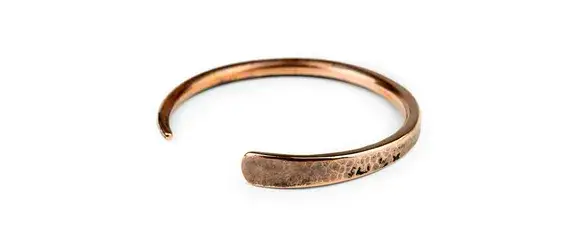 Dlaczego biżuteria z miedzi czernieje? Poznaj sekrety jej pielęgnacji