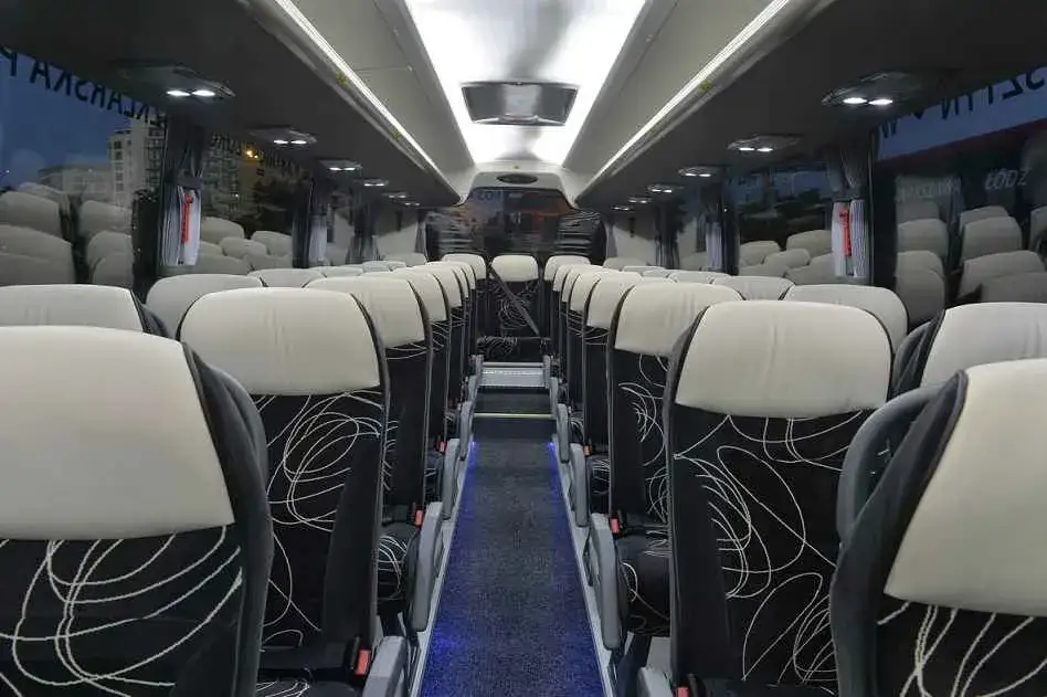 Ile osób może jechać w autokarze? Sprawdź, ile miejsc naprawdę jest