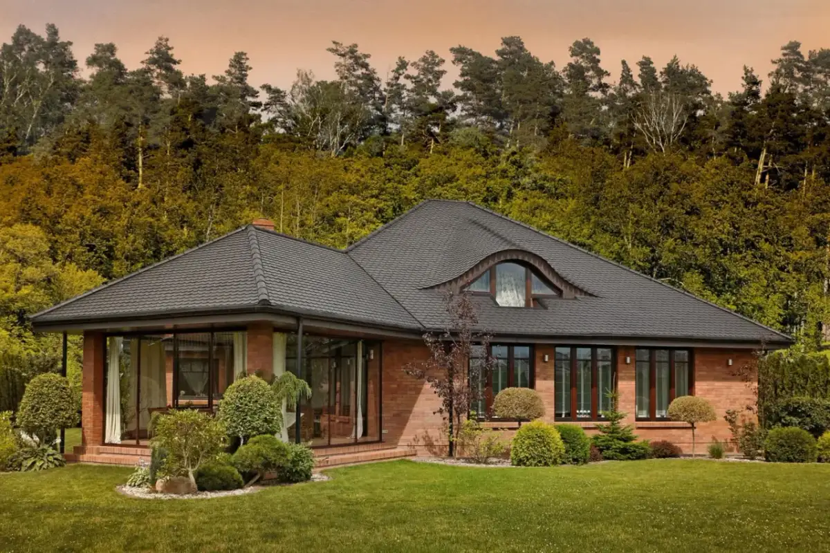 Jak prawidłowo ułożyć karpiówkę? Kompletny poradnik dekarza