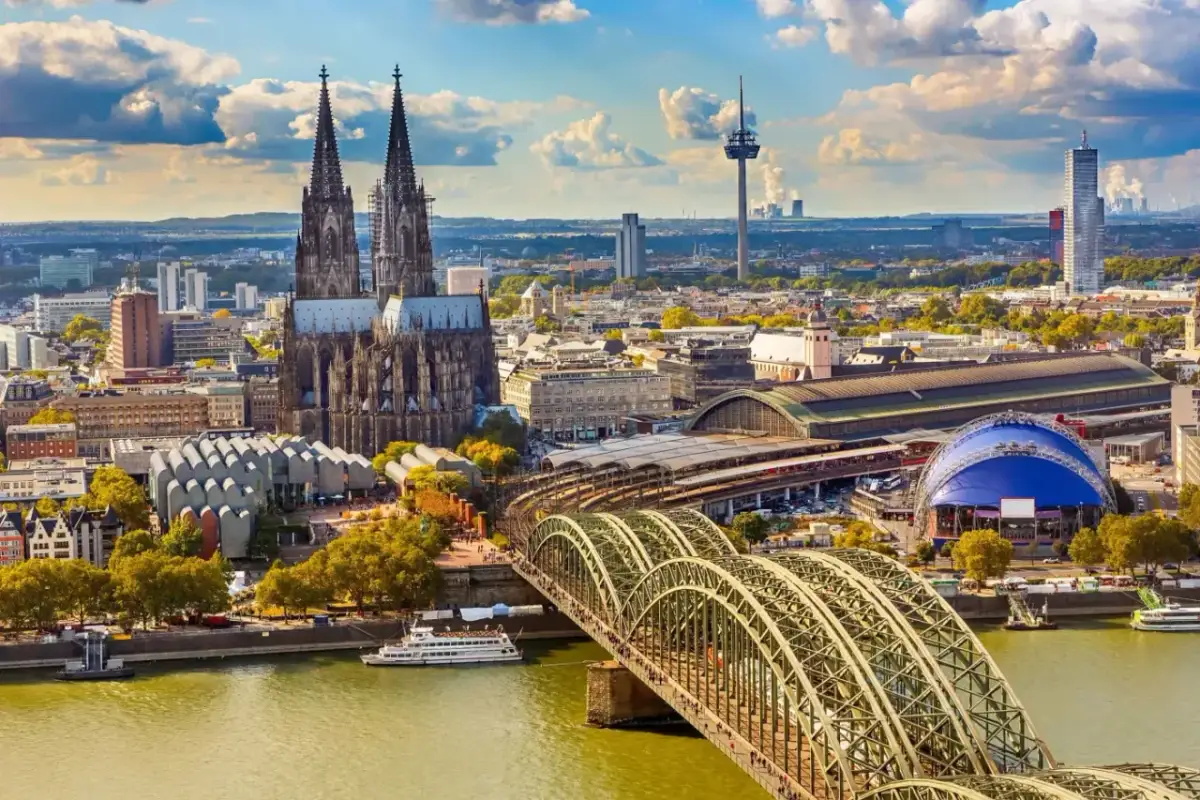 Co zobaczyć w Kolonii: imponująca katedra, most Hohenzollernów, rzeka Ren i nowoczesna architektura.