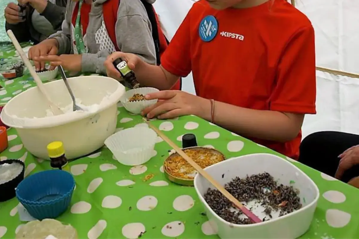 Dzieci tworzą własne mydełka, dodając zapachy do masy. Wesoła zabawa w tworzenie mydełek z dziećmi.