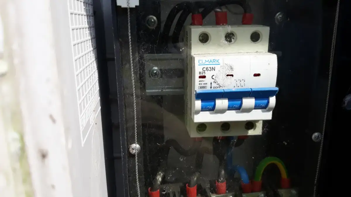 Jaki bezpiecznik wybrać do gniazda siłowego 32A, aby zapewnić bezpieczeństwo?