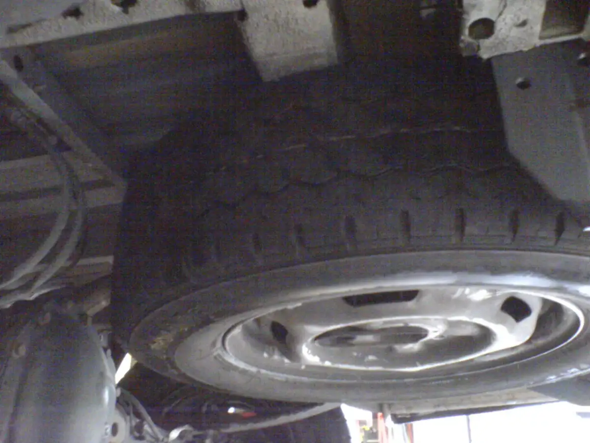 Jak opuścić koło zapasowe Ford Transit - proste instrukcje krok po kroku