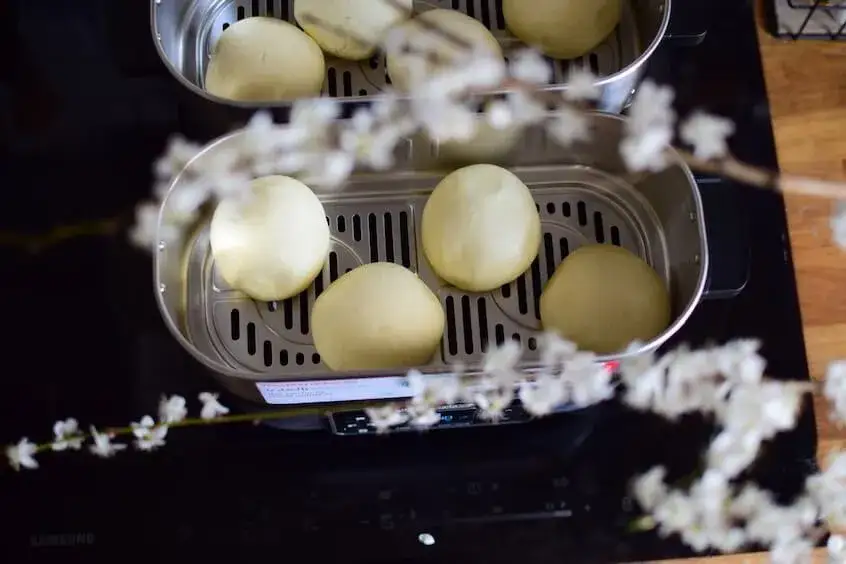 Ile gotować kluski na parze, by były idealnie miękkie i smaczne