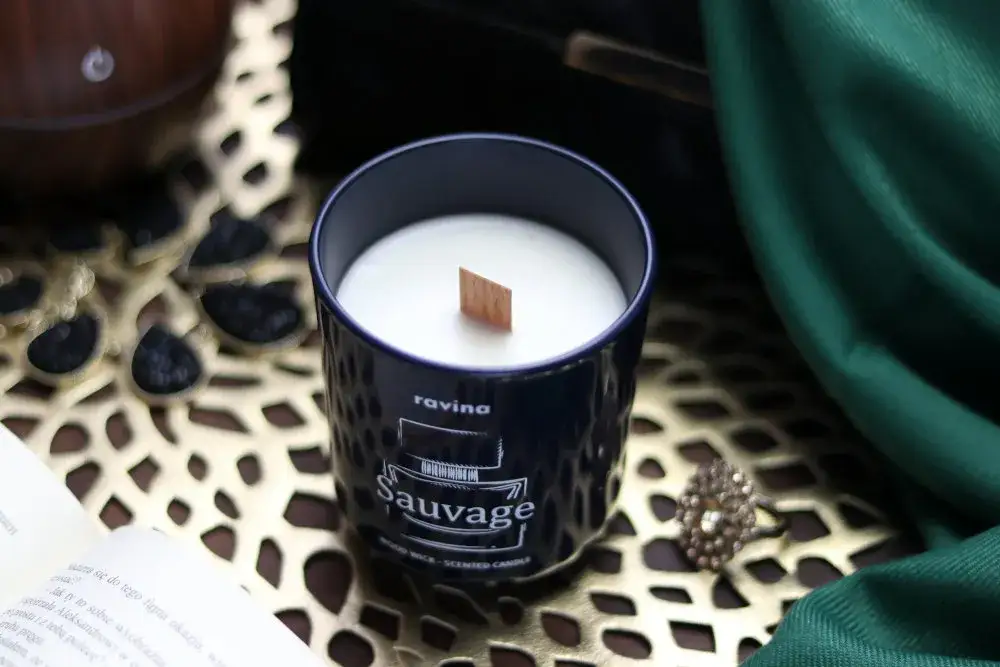 Świeczka o zapachu sosny – naturalny relaks i aromaterapia w domu