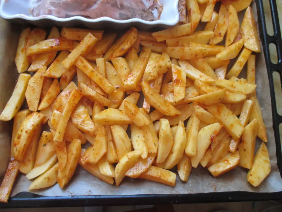 Chrupiące pieczone frytki z piekarnika: Odkryj idealny przepis!