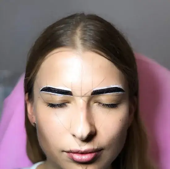 Henna czy regulacja? Jak uzyskać perfekcyjne brwi bez podrażnień
