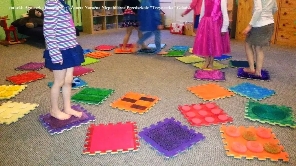 Mata sensoryczna DIY: Rozwiń zmysły dziecka. Poradnik krok po kroku