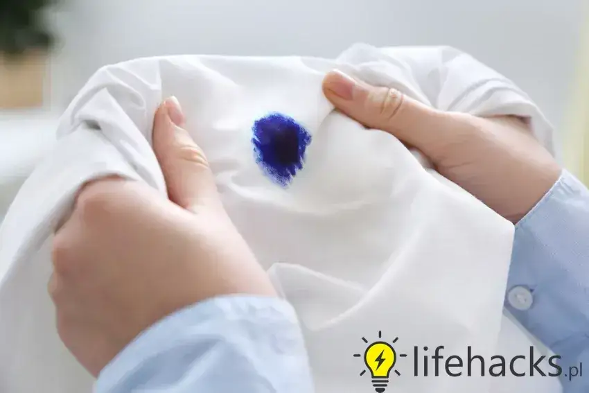 Jak usunąć plamę z atramentu z bluzy? Sprawdzone sposoby