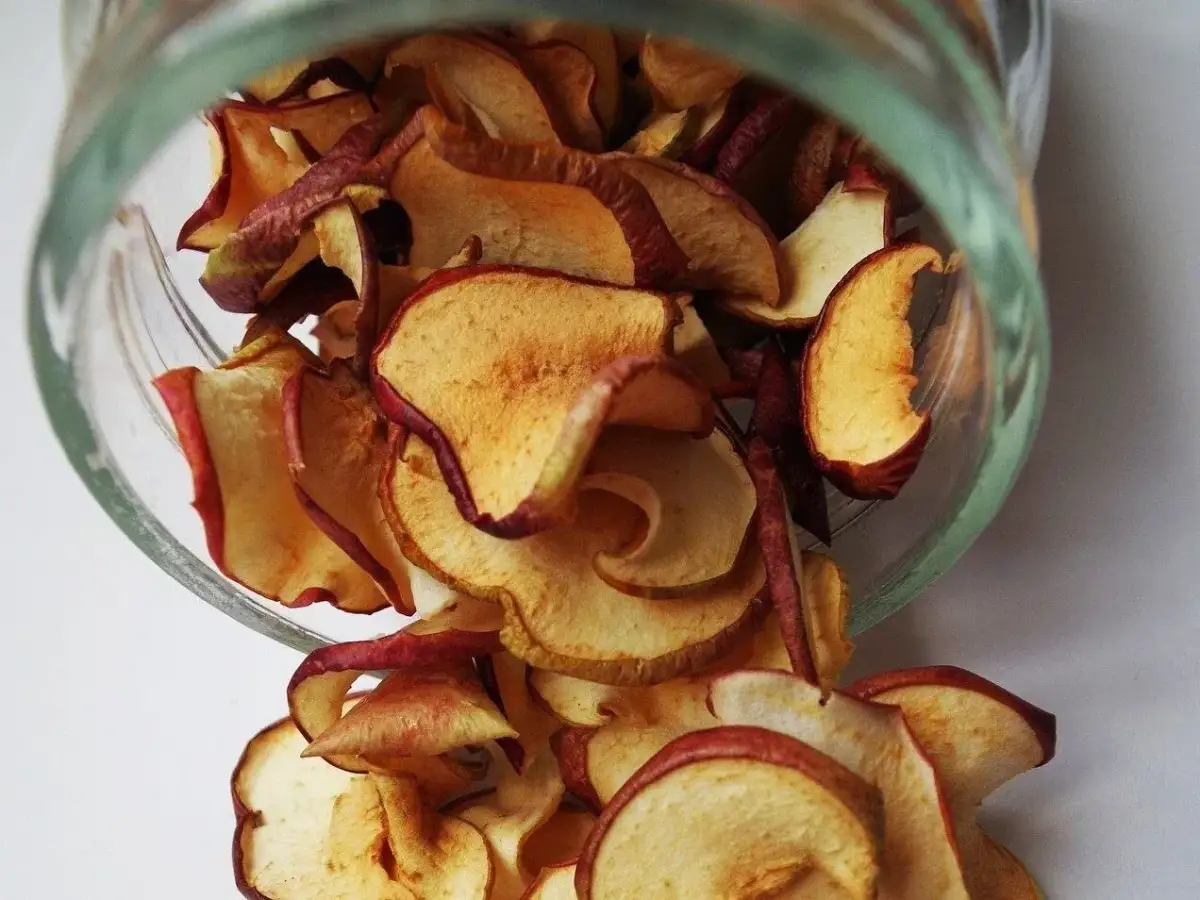 Jak zrobić suszone jabłka dla ptaków? Zdrowo i bez pestek!