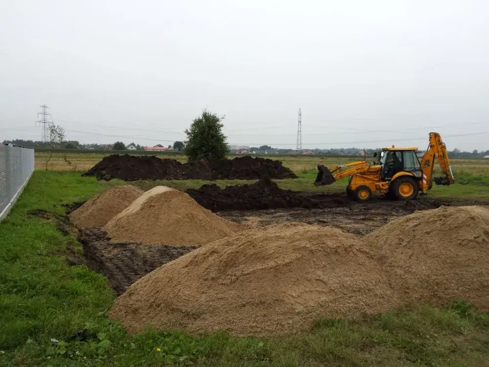 Podniesienie terenu działki: 20 czy 30 cm? Prawo, koszty i sąsiedzi.