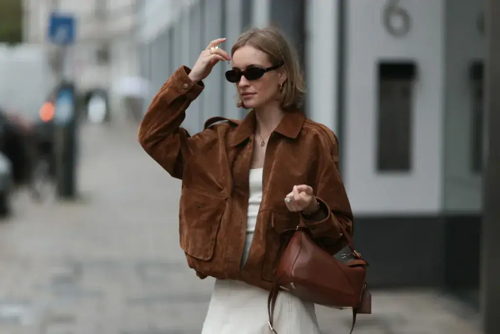 Co ubrać do sukienki? Stylowe okrycia na każdą okazję