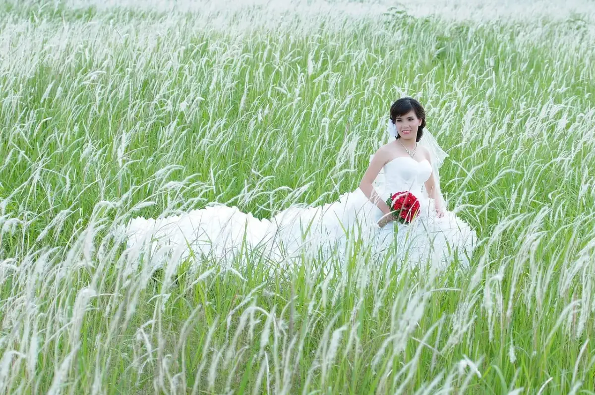 Suknia ślubna dla niskiej: Fasony, które optycznie dodają wzrostu