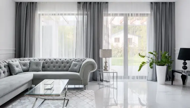 Zasłony do szarego salonu – kolory i styl, które zachwycą Twoje wnętrze