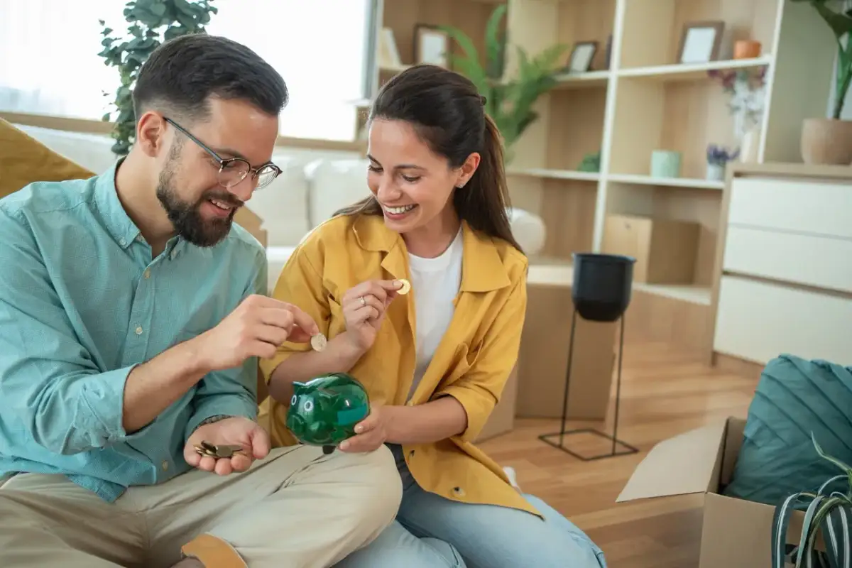 Para oszczędzić na lokacie na nowe środki jak obejść, para wrzuca monety do skarbonki.