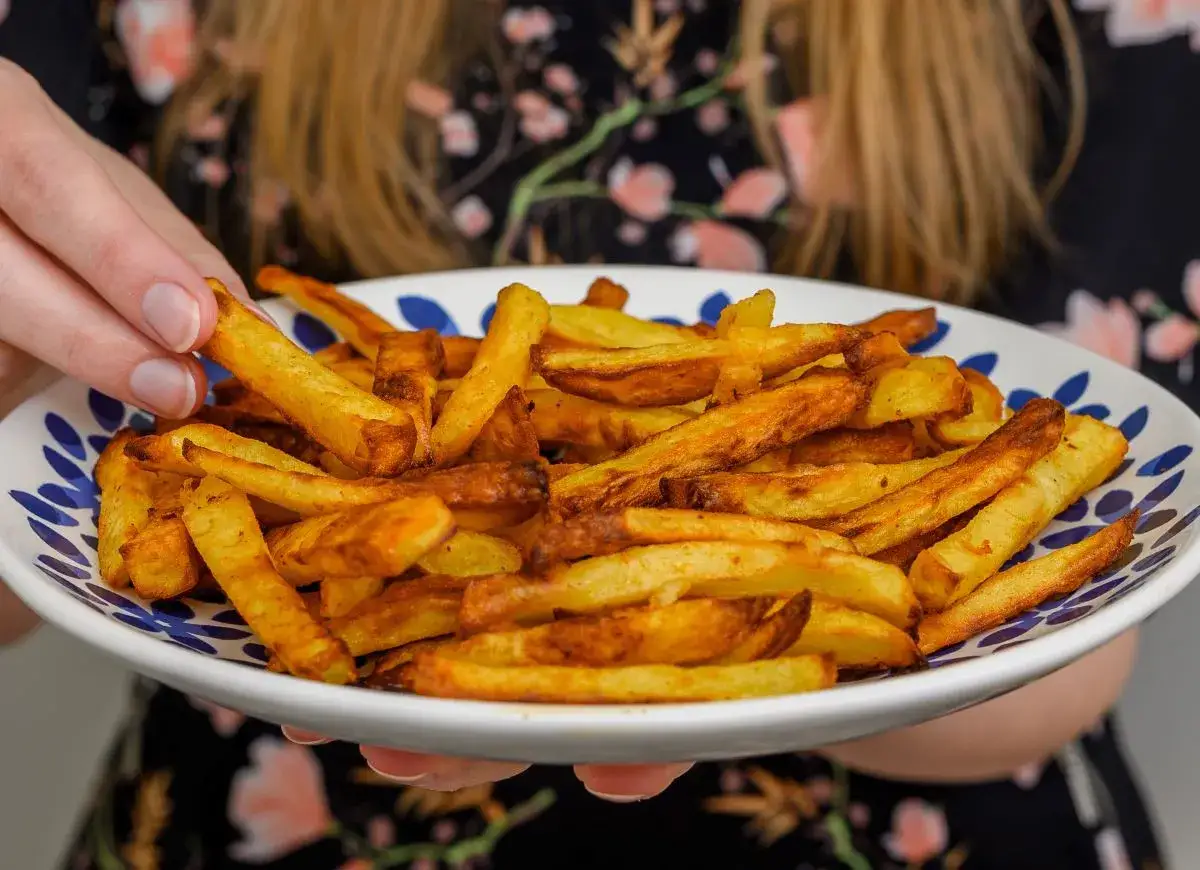 Chrupiące frytki na patelni bez oleju: przepis krok po kroku