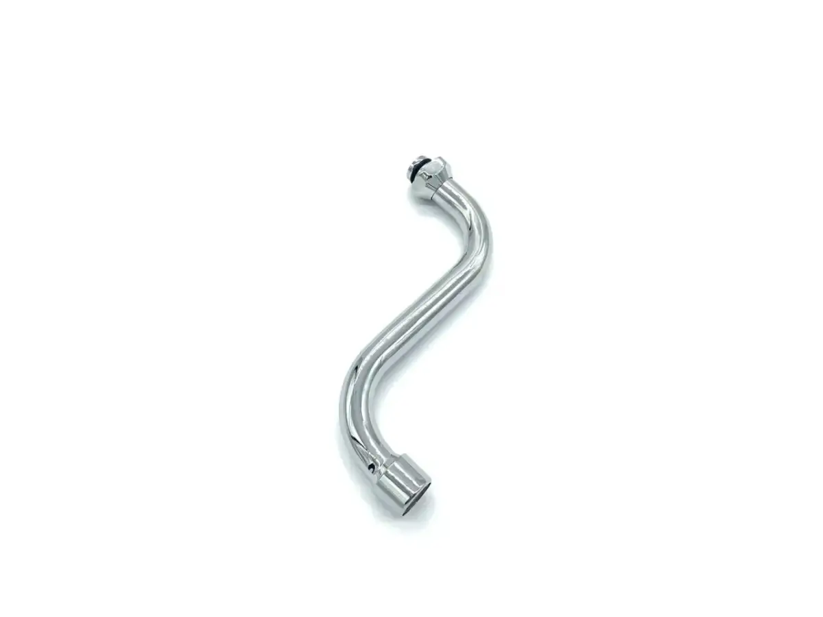Chromowana, wygięta końcówka wylewki do baterii kuchennej, gotowa do montażu.