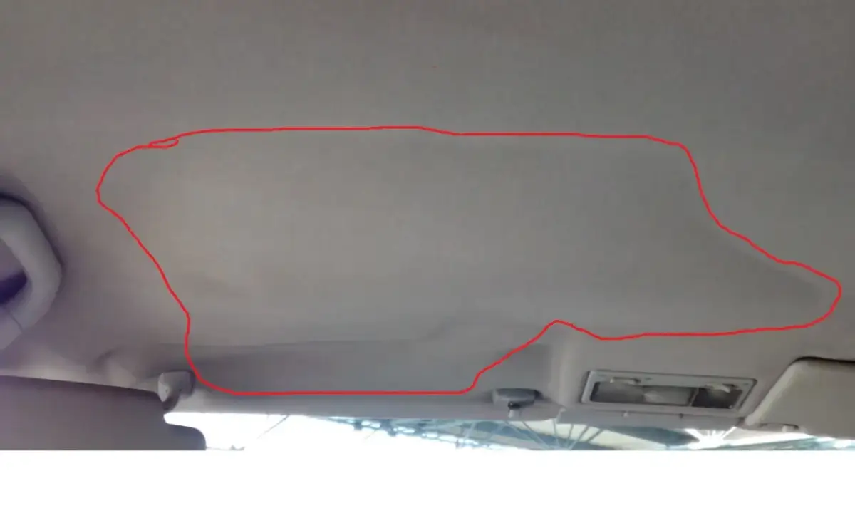 Odklejająca się podsufitka w samochodzie? Zobacz, jak przykleić podsufitkę bez demontażu, zaznaczony obszar pokazuje problem.