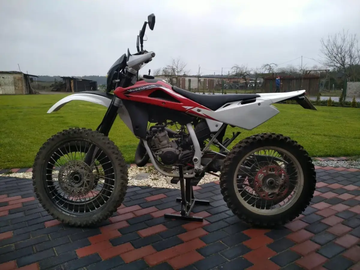 Husqvarna WRE 125, gotowa do akcji. Ten zwinny motocykl terenowy, z mocą 125cc, czeka na przygodę.