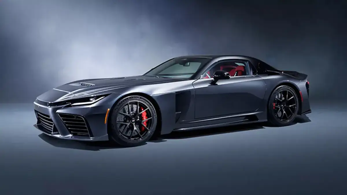 Ciemnoszara Toyota GR Supra MK5 z czerwonym wnętrzem, na tle studyjnym.