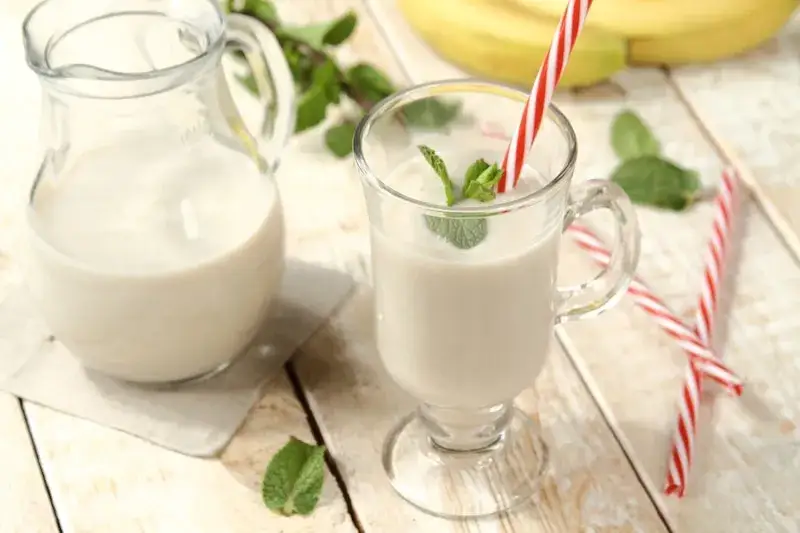 Szybki przepis na koktajl bananowy z mlekiem, który zachwyci smakiem