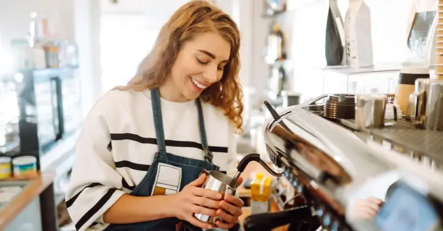 Jak spienić mleko roślinne: proste metody na idealną piankę