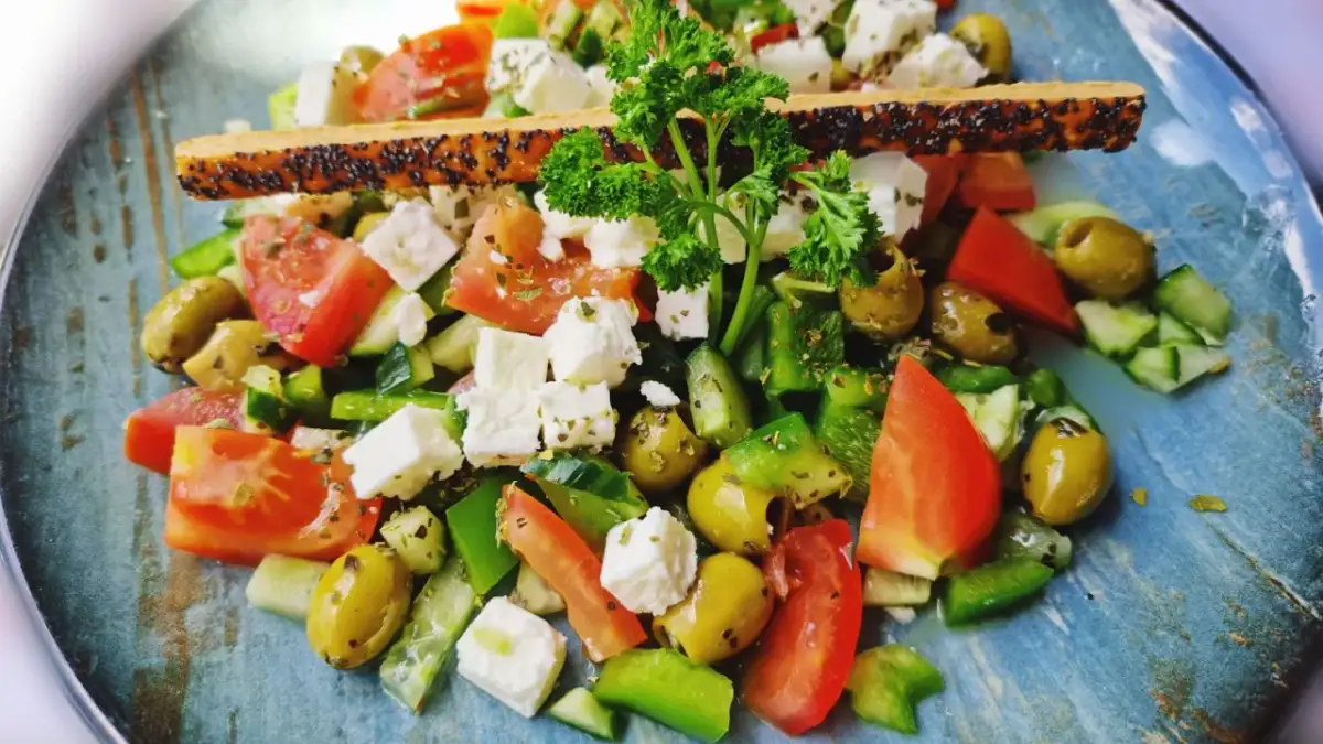 Sałatka grecka z fetą, pomidorami, ogórkiem, papryką i oliwkami. Jaki ser do sałatki greckiej? Tylko feta!