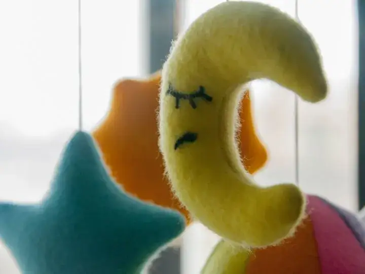 Karuzela do łóżeczka sensoryczna - jak wybrać idealny model?