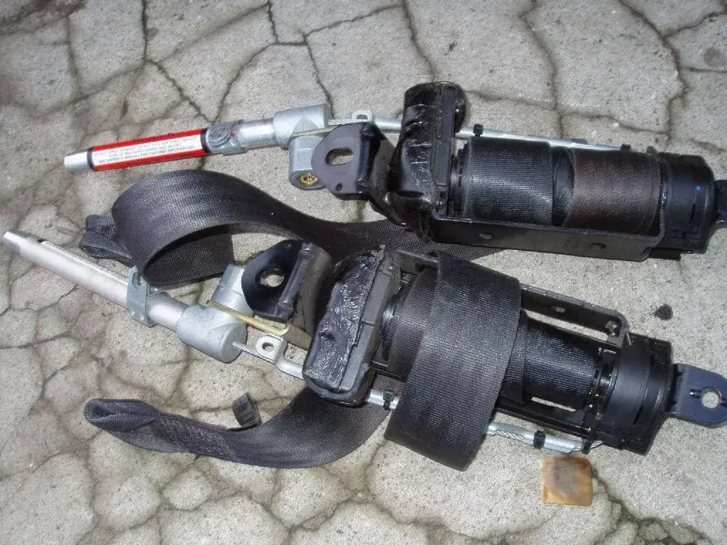 Jak odblokować pasy bezpieczeństwa po wystrzale i uniknąć zagrożeń