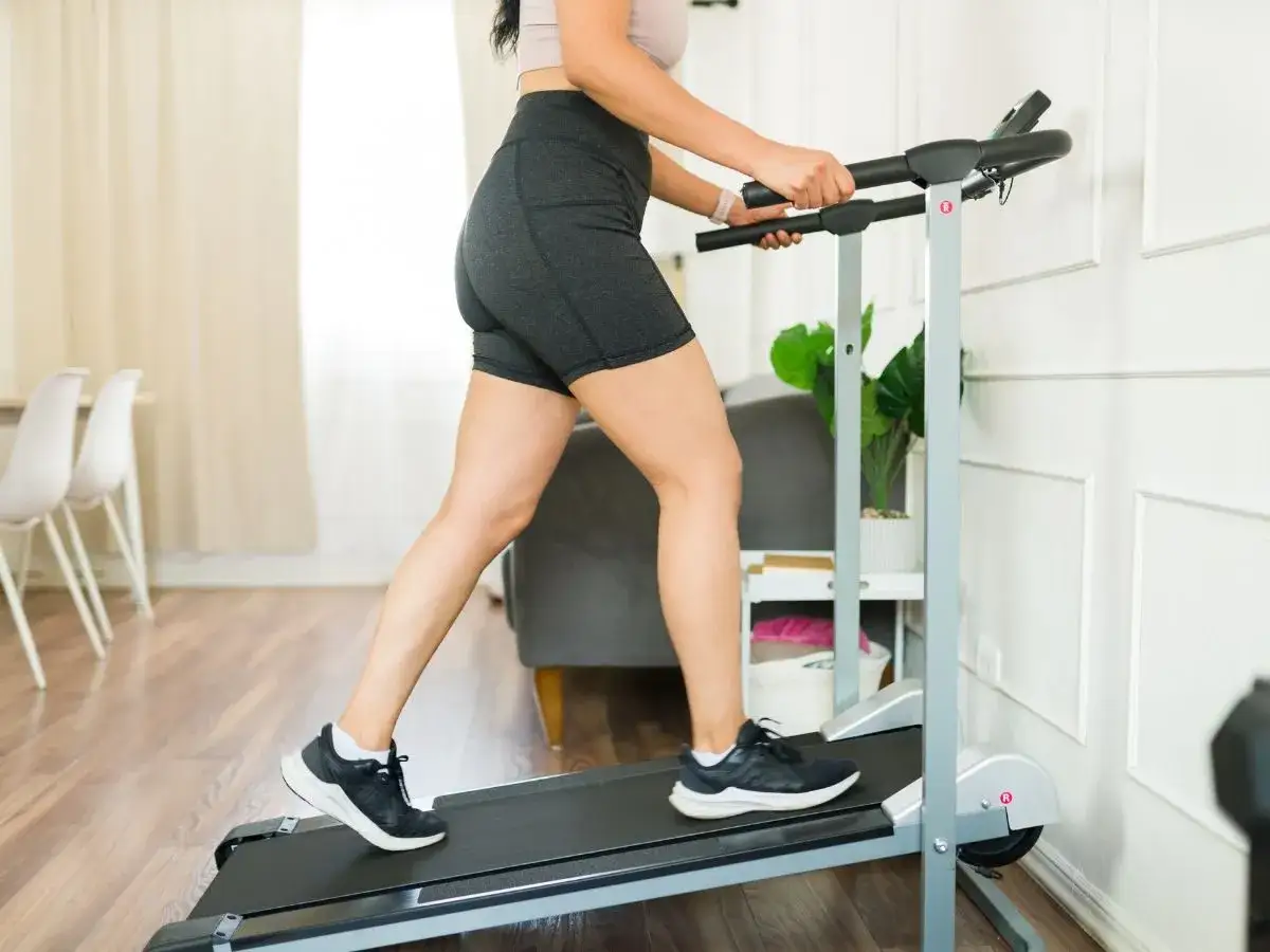 Kobieta ćwiczy na bieżni, by schudnąć. Dowiedz się, jak ćwiczyć na bieżni, aby schudnąć efektywnie.