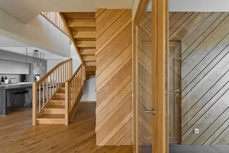 Czym przykleić drewno do ściany, aby uniknąć odspajania i uszkodzeń?