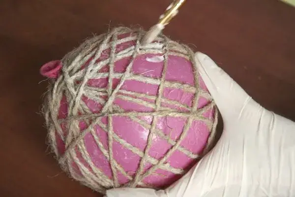 Jak zrobić kule ze sznurka na balonie - proste kroki do dekoracji