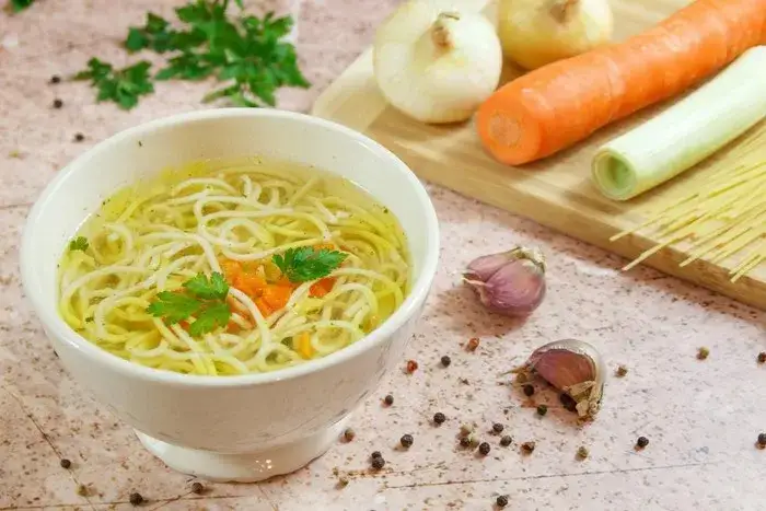 Ile kalorii ma rosół z makaronem? Odkryj sekrety wersji light!