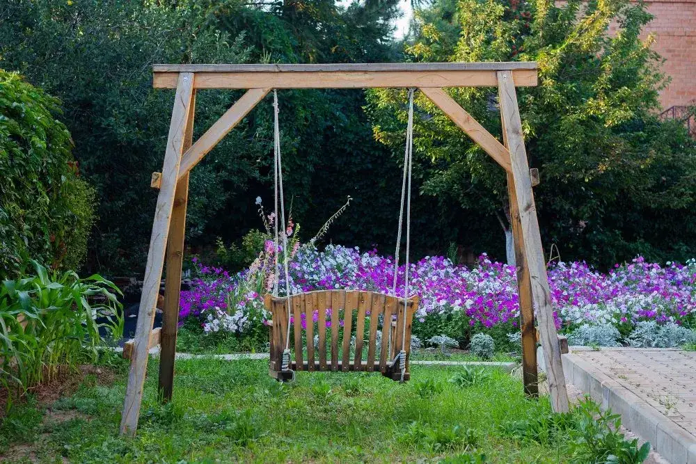 Jakie drewno na huśtawkę ogrodową? Wybierz najlepsze materiały na trwałość