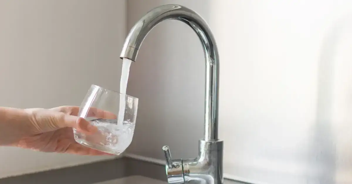 Prąd z kranu? To poważne! Co robić i jak trwale rozwiązać problem.