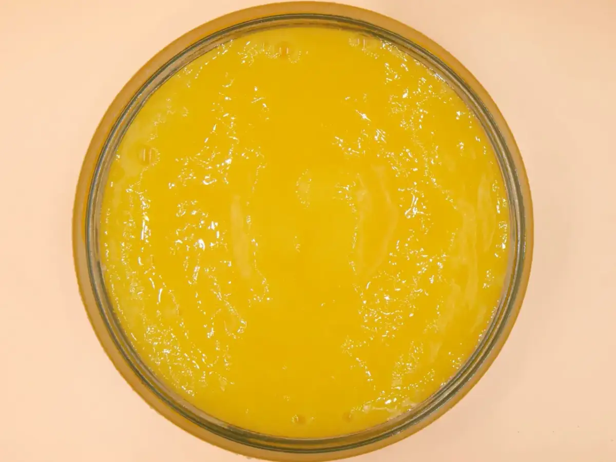 Jasnożółta, gęsta masa w szklanym naczyniu. Czy mango zastygnie w galaretce?
