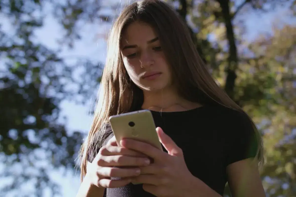 Czy rodzice mogą czytać wiadomości swojego dziecka? Prawo i etyka