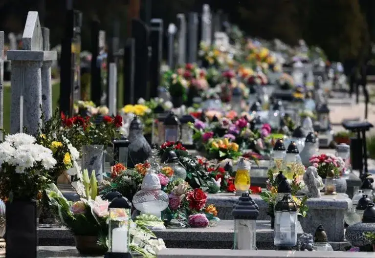 Co oznacza sen o pogrzebie? Odkryj jego ukryte znaczenie i emocje